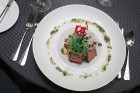 Vecrigas 5 zvaigžņu viesnīcas «Grand Palace Hotel» šefpavārs Roberts Slaidiņš ieskicē jauno ēdienkarti 43