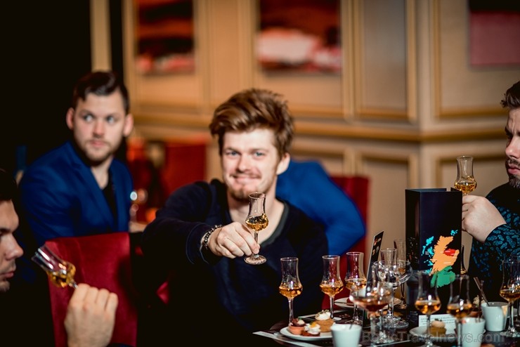 Latvijas slavenības kopā ar viskija ekspertu bauda dzērienus jaunās viesnīcas «Grand Hotel Kempinski» bārā 210395