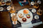 Latvijas slavenības kopā ar viskija ekspertu bauda dzērienus jaunās viesnīcas «Grand Hotel Kempinski» bārā 1