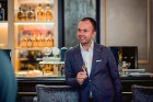 Latvijas slavenības kopā ar viskija ekspertu bauda dzērienus jaunās viesnīcas «Grand Hotel Kempinski» bārā 6