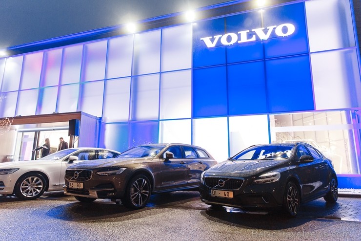 Svinīgā gaisotnē Rīgā atklāj atjaunoto un moderno Volvo autocentru 211164