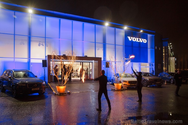 Svinīgā gaisotnē Rīgā atklāj atjaunoto un moderno Volvo autocentru 211215