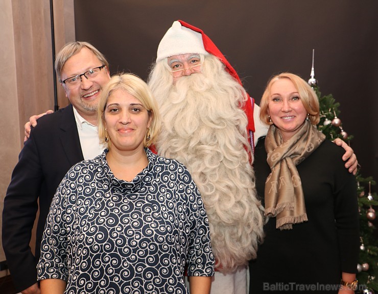 Somijas lidsabiedrības «Finnair» iepazīstina Latvijas tūrisma aģentus ar īstu Ziemassvētku vecīti 212499