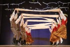 Ogres Kultūras centrā 16.12.2017 dejo jauniešu un bērnu studija Pīlādzītis un TDA Ogre 6