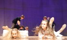 Ogres Kultūras centrā 16.12.2017 dejo jauniešu un bērnu studija Pīlādzītis un TDA Ogre 66