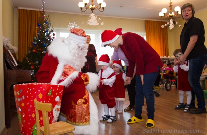 Ikgadējā Ziemassvētku labdarības vakarā Natālija Tumševica vāc dāvanas ar kurām iepriecina bērnu nama iemītniekus 213572