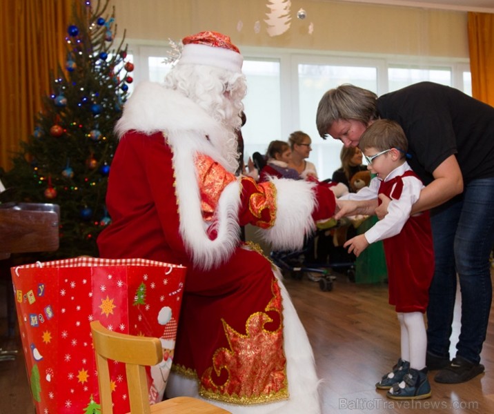 Ikgadējā Ziemassvētku labdarības vakarā Natālija Tumševica vāc dāvanas ar kurām iepriecina bērnu nama iemītniekus 213573