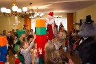 Ikgadējā Ziemassvētku labdarības vakarā Natālija Tumševica vāc dāvanas ar kurām iepriecina bērnu nama iemītniekus 14