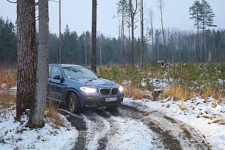 Travelnews.lv dodas pēc Ziemassvētku eglītes mežā ar jauno BMW X3 xDrive20d 213631