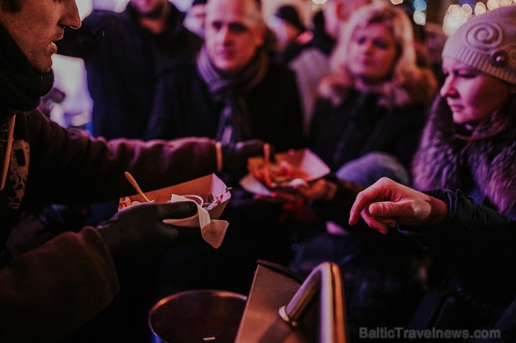 Rīgas «Street Food» festivāla laikā īpaši apmeklēta bija gardumu pilnā «Aqua Luna» telts 214858