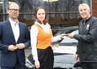 Autonoma «Sixt Latvija» piešķir 22.03.2018. BMW zīmola automašīnu Latvijas hokeja izlases galvenajam trenerim Bobam Hārtlijam 3