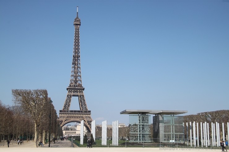 Travelnews.lv novēro ikdienas «jezgu» pie Eifeļa torņa Parīzē 220248