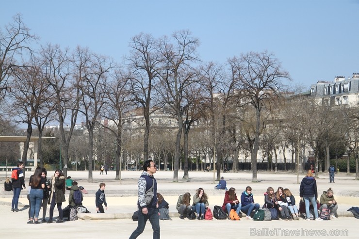 Travelnews.lv novēro ikdienas «jezgu» pie Eifeļa torņa Parīzē 220249