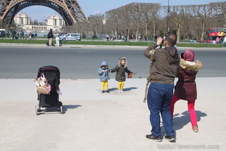 Travelnews.lv novēro ikdienas «jezgu» pie Eifeļa torņa Parīzē 220253
