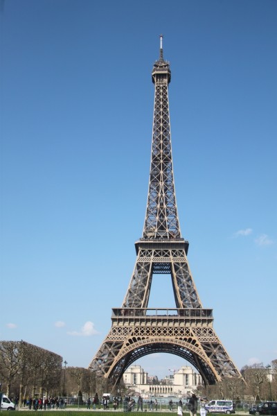 Travelnews.lv novēro ikdienas «jezgu» pie Eifeļa torņa Parīzē 220254