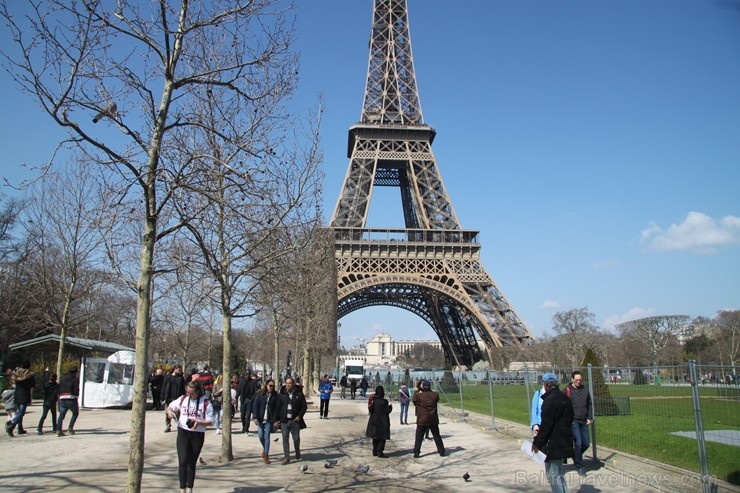 Travelnews.lv novēro ikdienas «jezgu» pie Eifeļa torņa Parīzē 220258