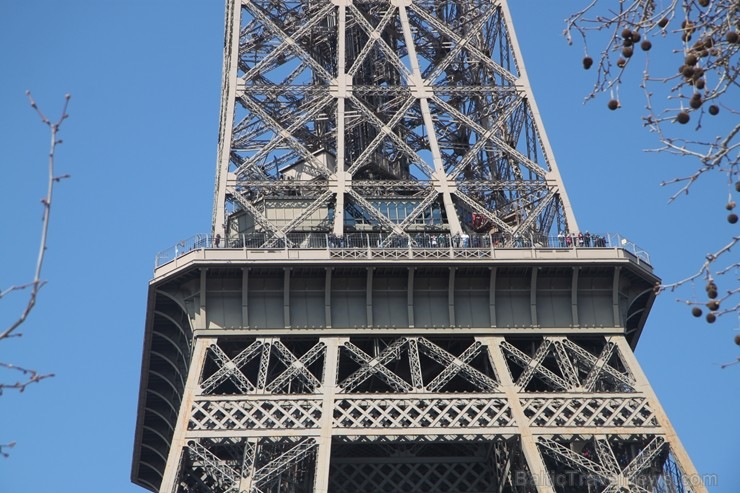Travelnews.lv novēro ikdienas «jezgu» pie Eifeļa torņa Parīzē 220262