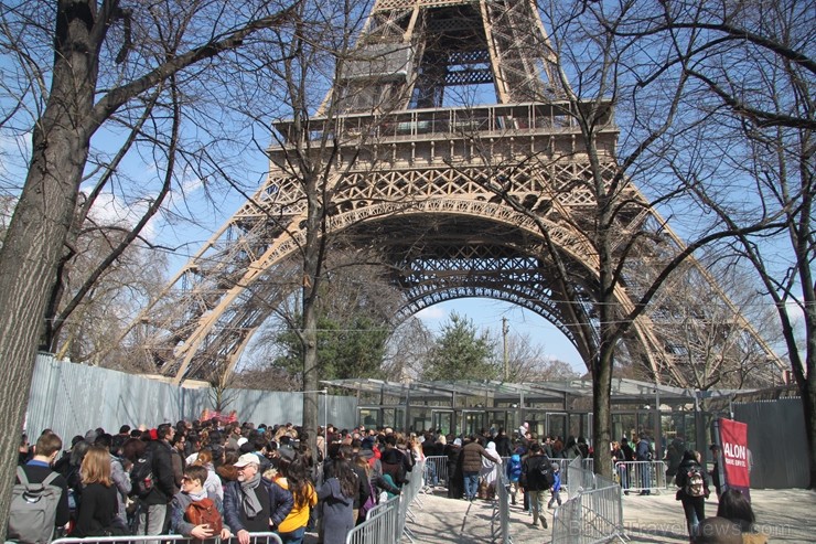 Travelnews.lv novēro ikdienas «jezgu» pie Eifeļa torņa Parīzē 220266
