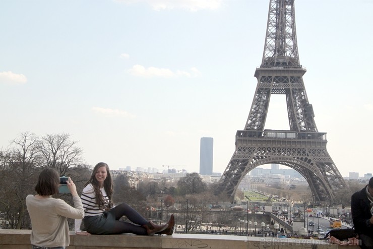 Travelnews.lv novēro ikdienas «jezgu» pie Eifeļa torņa Parīzē 220272
