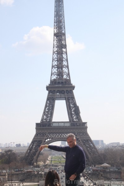 Travelnews.lv novēro ikdienas «jezgu» pie Eifeļa torņa Parīzē 220273