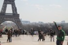 Travelnews.lv novēro ikdienas «jezgu» pie Eifeļa torņa Parīzē 15