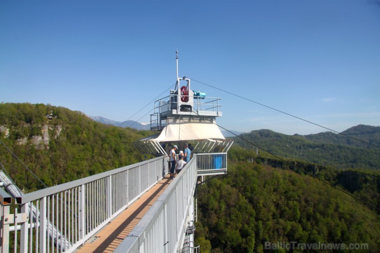 Travelnews.lv pārvar bailes no augstuma unikālajā Soču «Skypark». Atbalsta: Rosa Khutor 220578