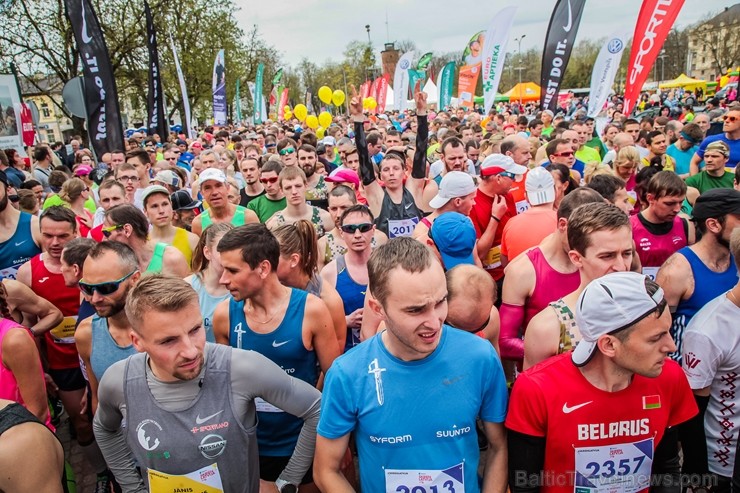 Daugavpilī ap trīs tūkstošiem cilvēku izskrien skriešanas seriāla pusmaratonā 221923
