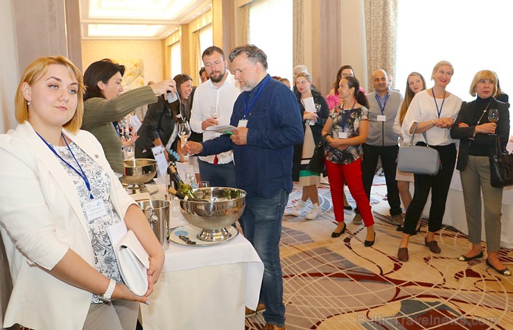 Vīna pazinēji 8.05.2018 iepazīst «Simply Italian Great Wines» prezentētos vīnus no Itālijas, ko organizē «B2B Baltic Travel» un «International Event & 222378