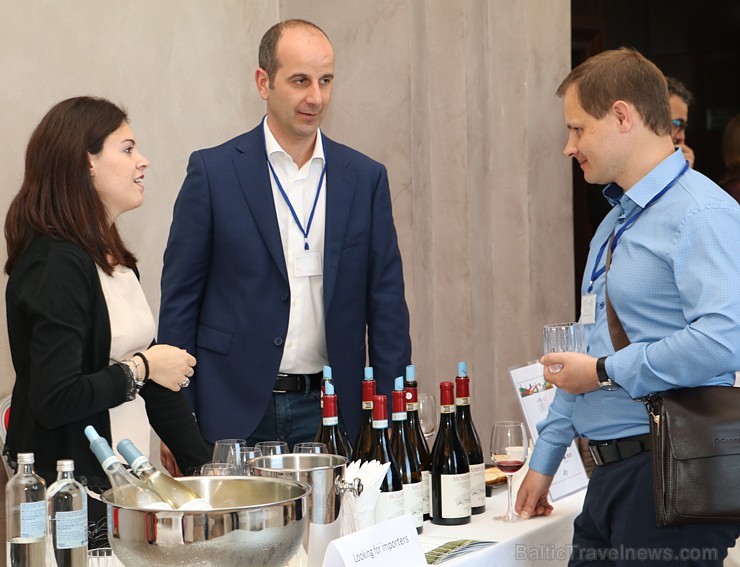 Vīna pazinēji 8.05.2018 iepazīst «Simply Italian Great Wines» prezentētos vīnus no Itālijas, ko organizē «B2B Baltic Travel» un «International Event & 222387