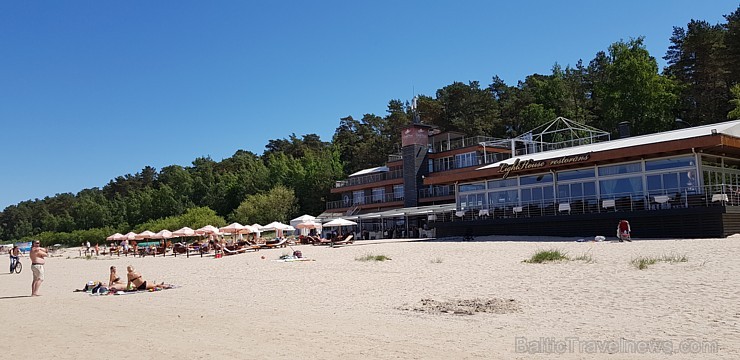 Karstais un saulainais laiks ir piepildījis Jūrmalas pludmali ar atpūtniekiem un tūristiem. Foto: Samsung Note8 224708