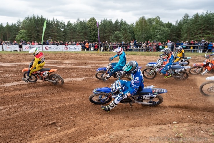 Dobelē norisinās cīņas Latvijas čempionātā motokrosā 226602