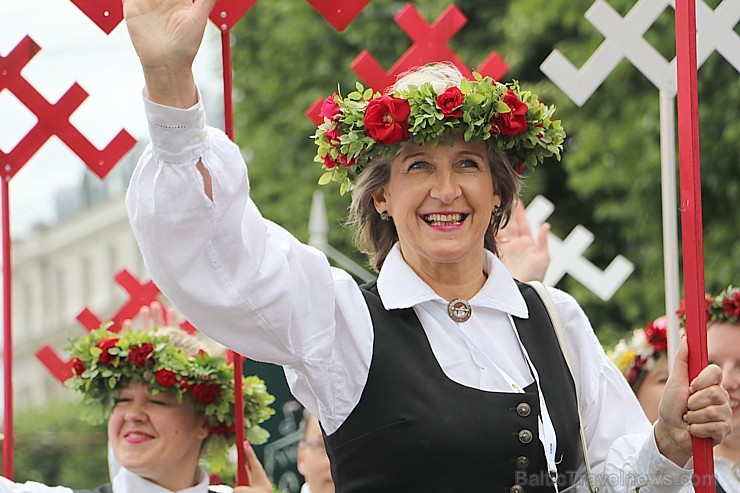 Dziesmu un deju svētku atklāšanas gājiens pulcē Rīgā visus Latvijas novadus (101-200) 226617