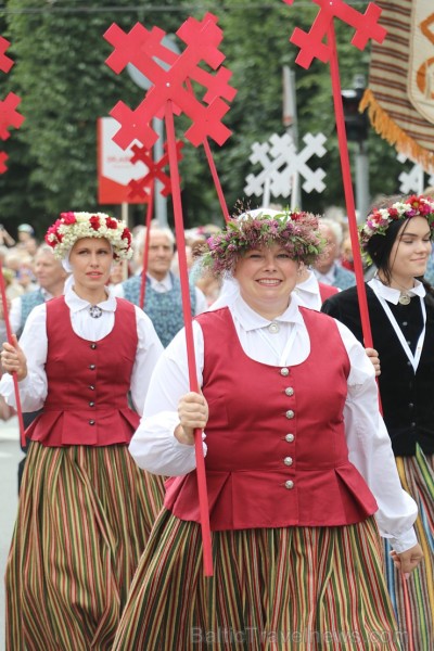 Dziesmu un deju svētku atklāšanas gājiens pulcē Rīgā visus Latvijas novadus (101-200) 226623