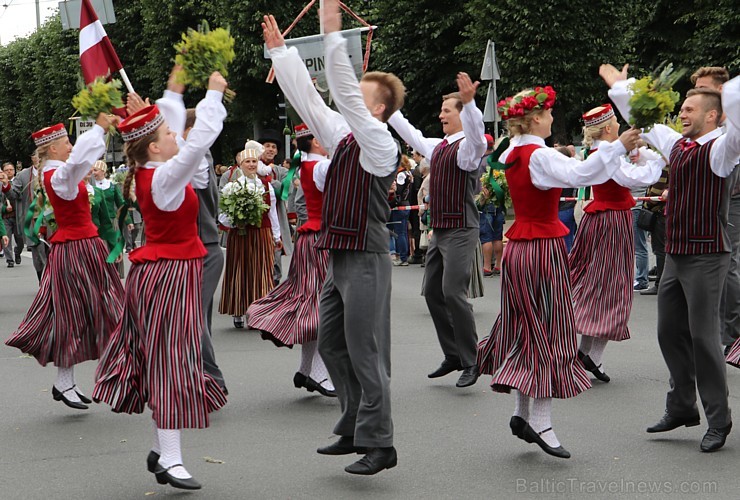 Dziesmu un deju svētku atklāšanas gājiens pulcē Rīgā visus Latvijas novadus (101-200) 226658