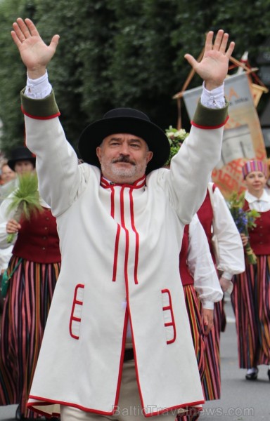 Dziesmu un deju svētku atklāšanas gājiens pulcē Rīgā visus Latvijas novadus (101-200) 226660