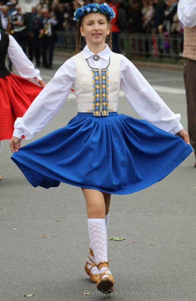 Dziesmu un deju svētku atklāšanas gājiens pulcē Rīgā visus Latvijas novadus (101-200) 226678