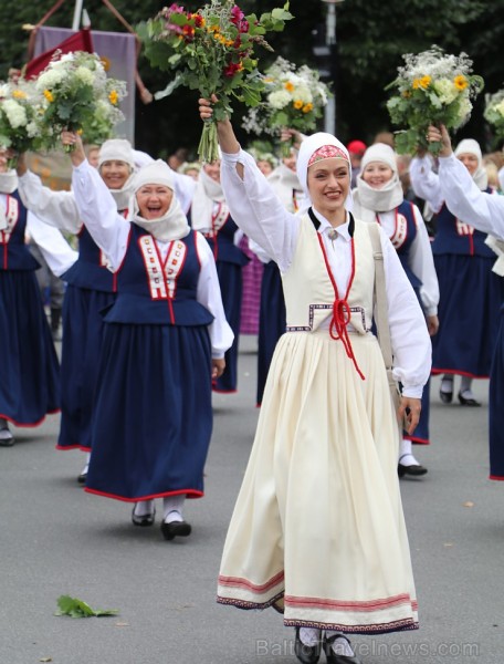 Dziesmu un deju svētku atklāšanas gājiens pulcē Rīgā visus Latvijas novadus (101-200) 226696