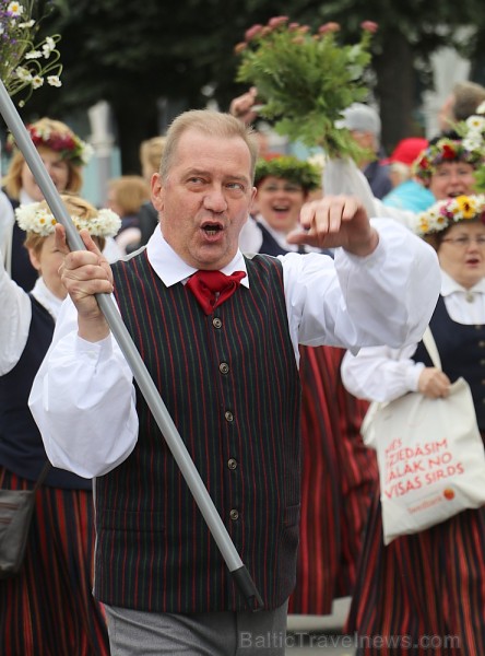 Dziesmu un deju svētku atklāšanas gājiens pulcē Rīgā visus Latvijas novadus (201-300) 226726