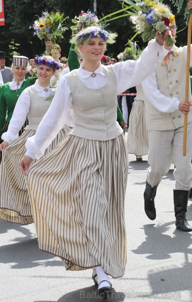 Dziesmu un deju svētku atklāšanas gājiens pulcē Rīgā visus Latvijas novadus (201-300) 226745