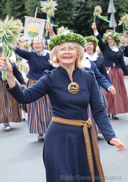 Dziesmu un deju svētku atklāšanas gājiens pulcē Rīgā visus Latvijas novadus (201-300) 226747
