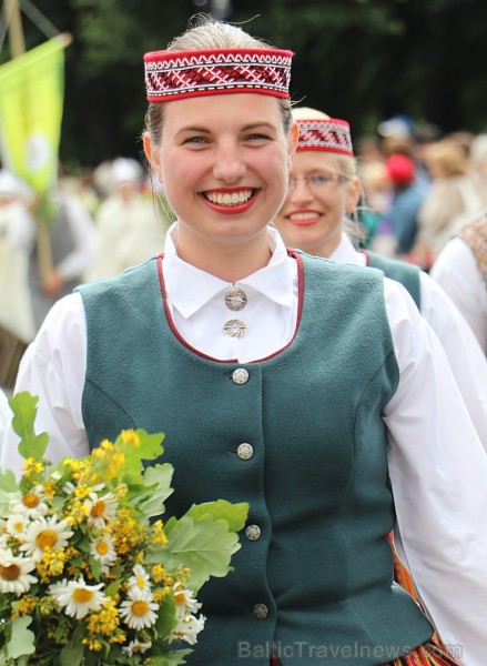 Dziesmu un deju svētku atklāšanas gājiens pulcē Rīgā visus Latvijas novadus (201-300) 226749
