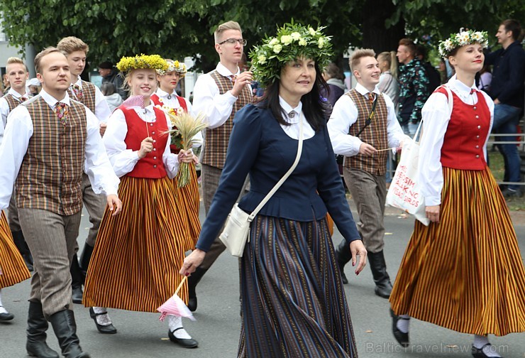 Dziesmu un deju svētku atklāšanas gājiens pulcē Rīgā visus Latvijas novadus (201-300) 226762