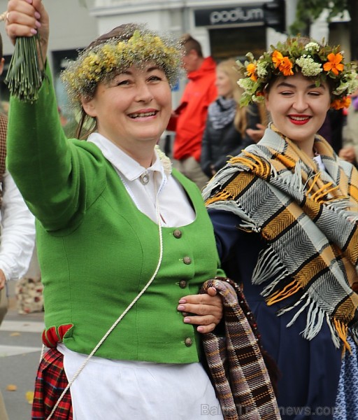 Dziesmu un deju svētku atklāšanas gājiens pulcē Rīgā visus Latvijas novadus (201-300) 226785