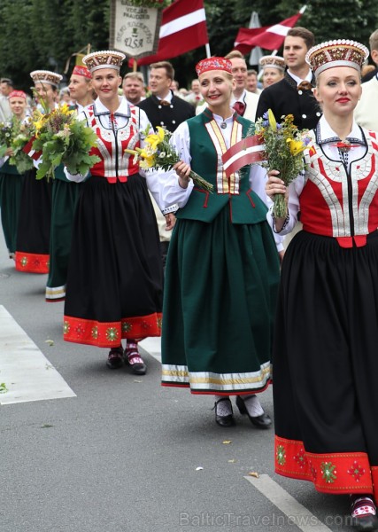 Dziesmu un deju svētku atklāšanas gājiens pulcē Rīgā visus Latvijas novadus (201-300) 226790