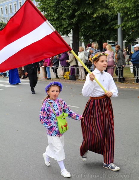 Dziesmu un deju svētku atklāšanas gājiens pulcē Rīgā visus Latvijas novadus (201-300) 226794