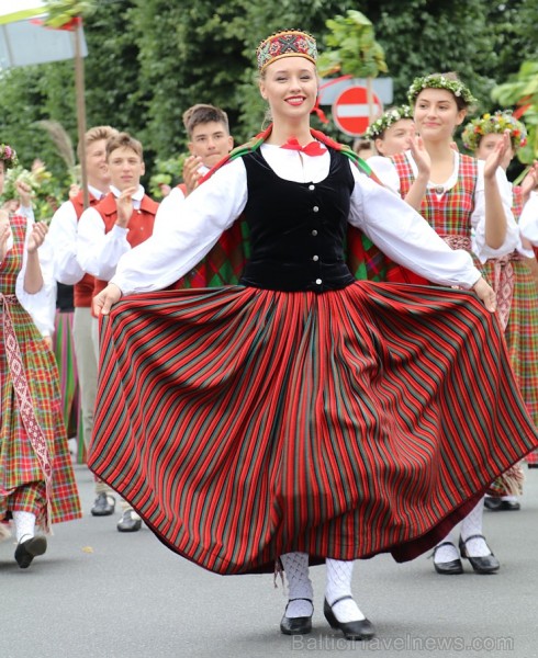 Dziesmu un deju svētku atklāšanas gājiens pulcē Rīgā visus Latvijas novadus (201-300) 226806