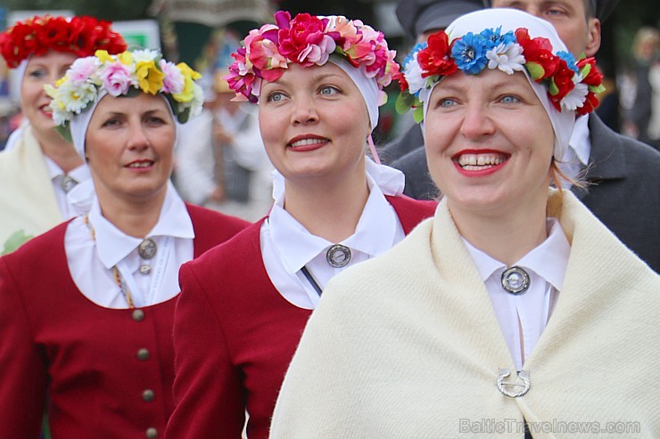 Dziesmu un deju svētku atklāšanas gājiens pulcē Rīgā visus Latvijas novadus (301-400) 226816