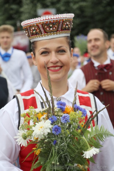 Dziesmu un deju svētku atklāšanas gājiens pulcē Rīgā visus Latvijas novadus (301-400) 226827