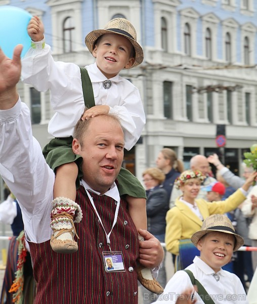Dziesmu un deju svētku atklāšanas gājiens pulcē Rīgā visus Latvijas novadus (301-400) 226832