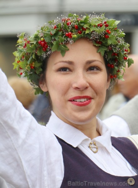 Dziesmu un deju svētku atklāšanas gājiens pulcē Rīgā visus Latvijas novadus (301-400) 226882